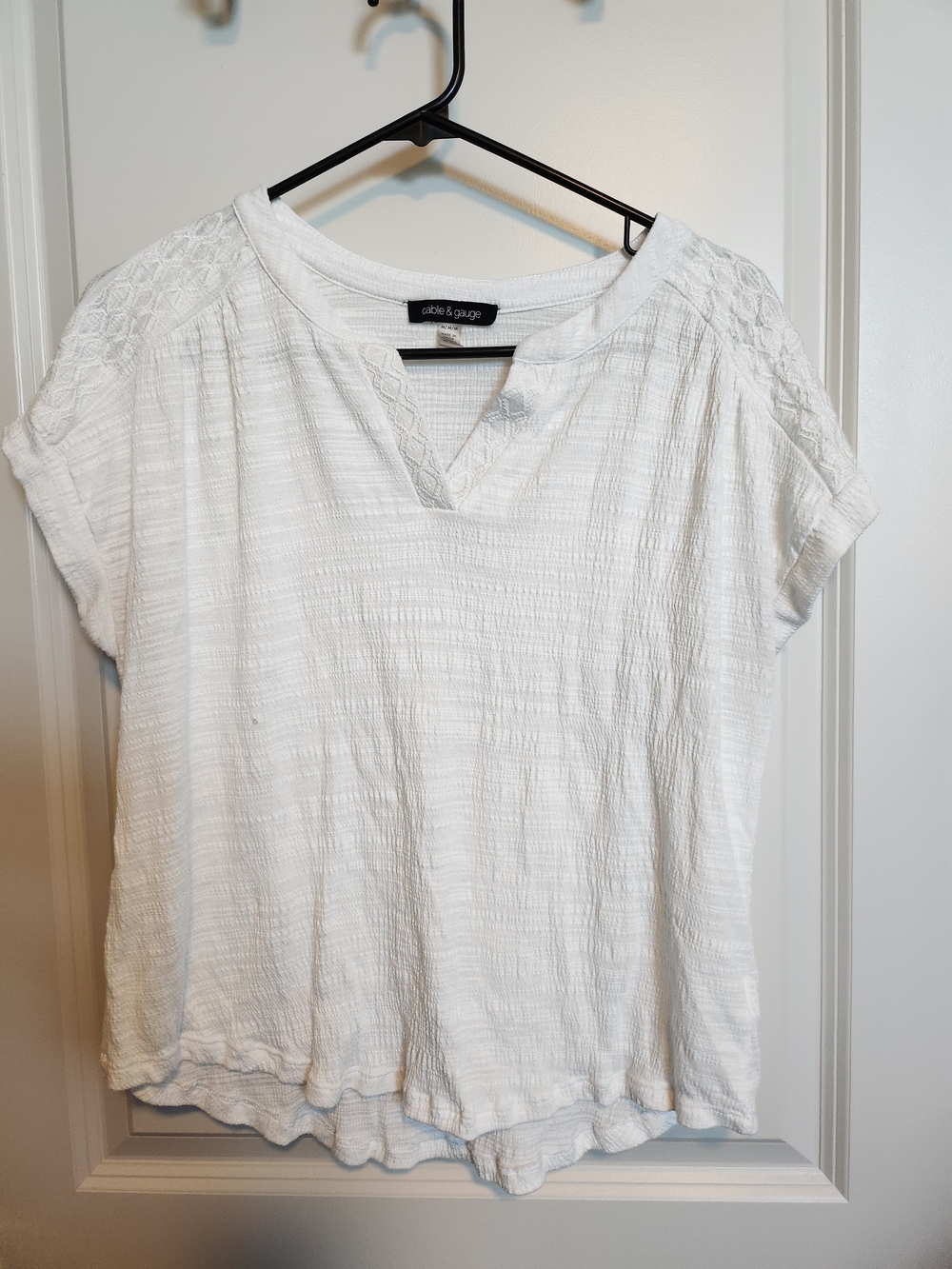 Cable & Gauge White Textured V-Neck Short Sleeve Top